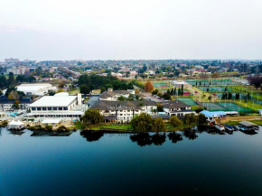 Гостиница The Lakes Hotel & Conference Centre  Бенони